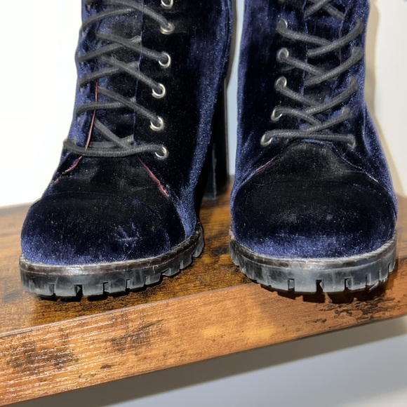 🎉5/$15🎉 BLUE SUEDE CHUNKY HEELED BOOTS (8) - Picture 5 of 16